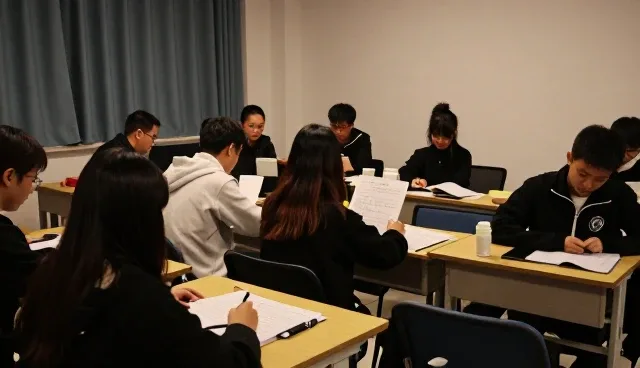公务员考试教学资源开发，选型关注点与使用建议